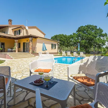 بيت للعطل Mit Pool, Grossem Garten, Hunde Willkommen Kirmenjak