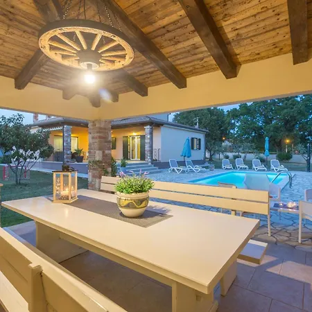 بيت للعطل Mit Pool, Grossem Garten, Hunde Willkommen